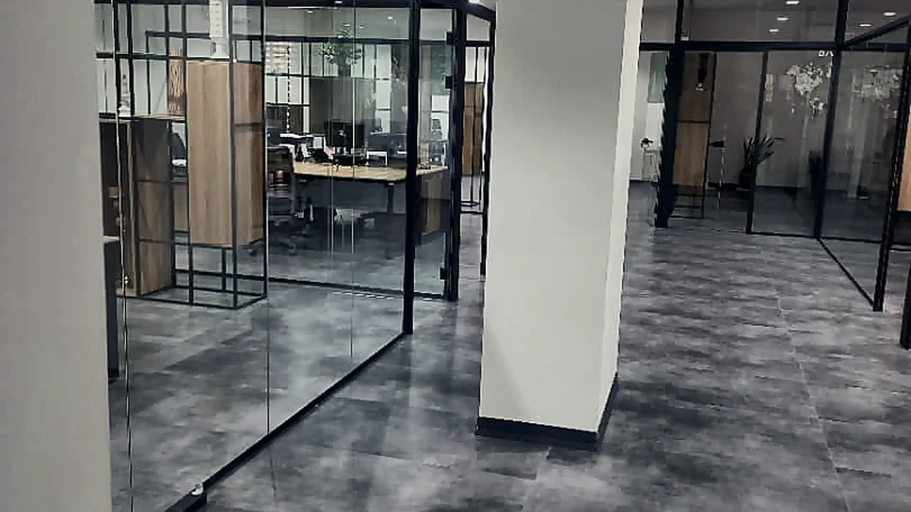 پارتیشنبندی گسترده فضای اداری — نمای اصلی پروژه واقعی لوکادر
